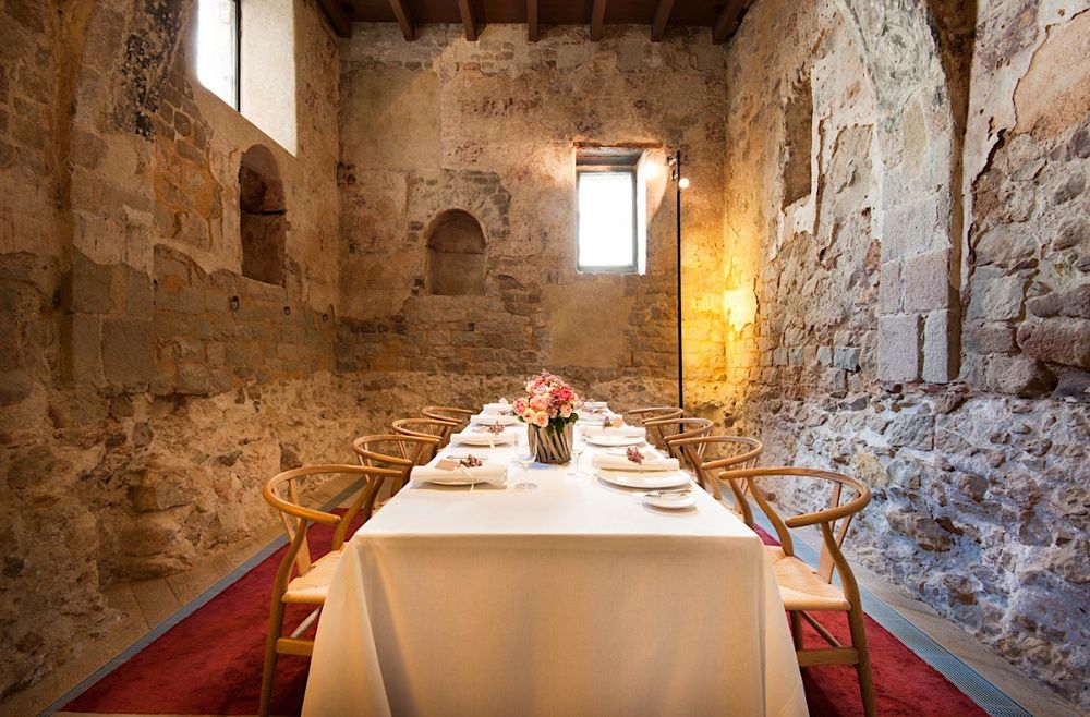 Mercer Hotels restaurante showing exposed old walls and set tables